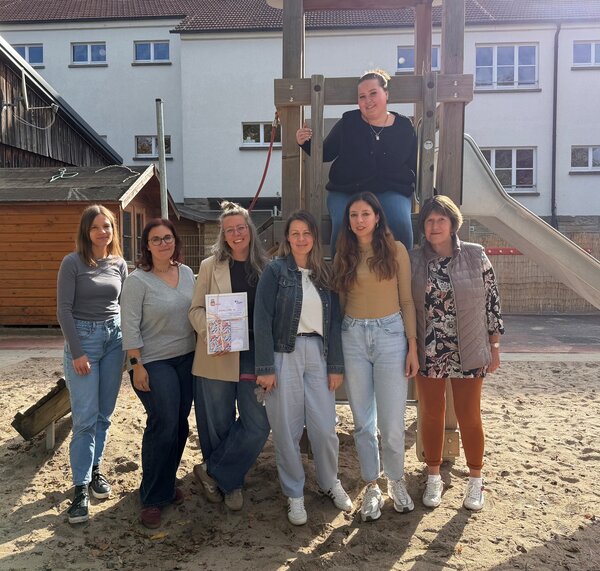 Bild vergr&ouml;&szlig;ern: Teamfoto zum Abschluss der STARKen Kita