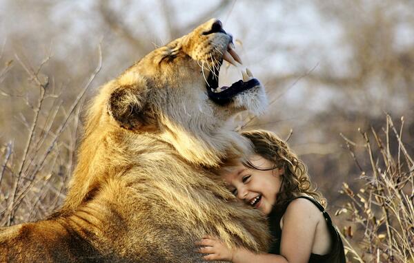 Bild vergrößern: Löwe mit Mädchen